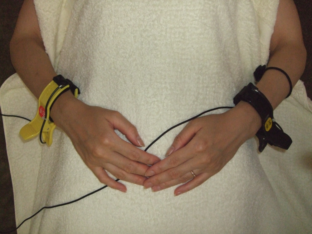 マイクロカレント施術を手首からの画像