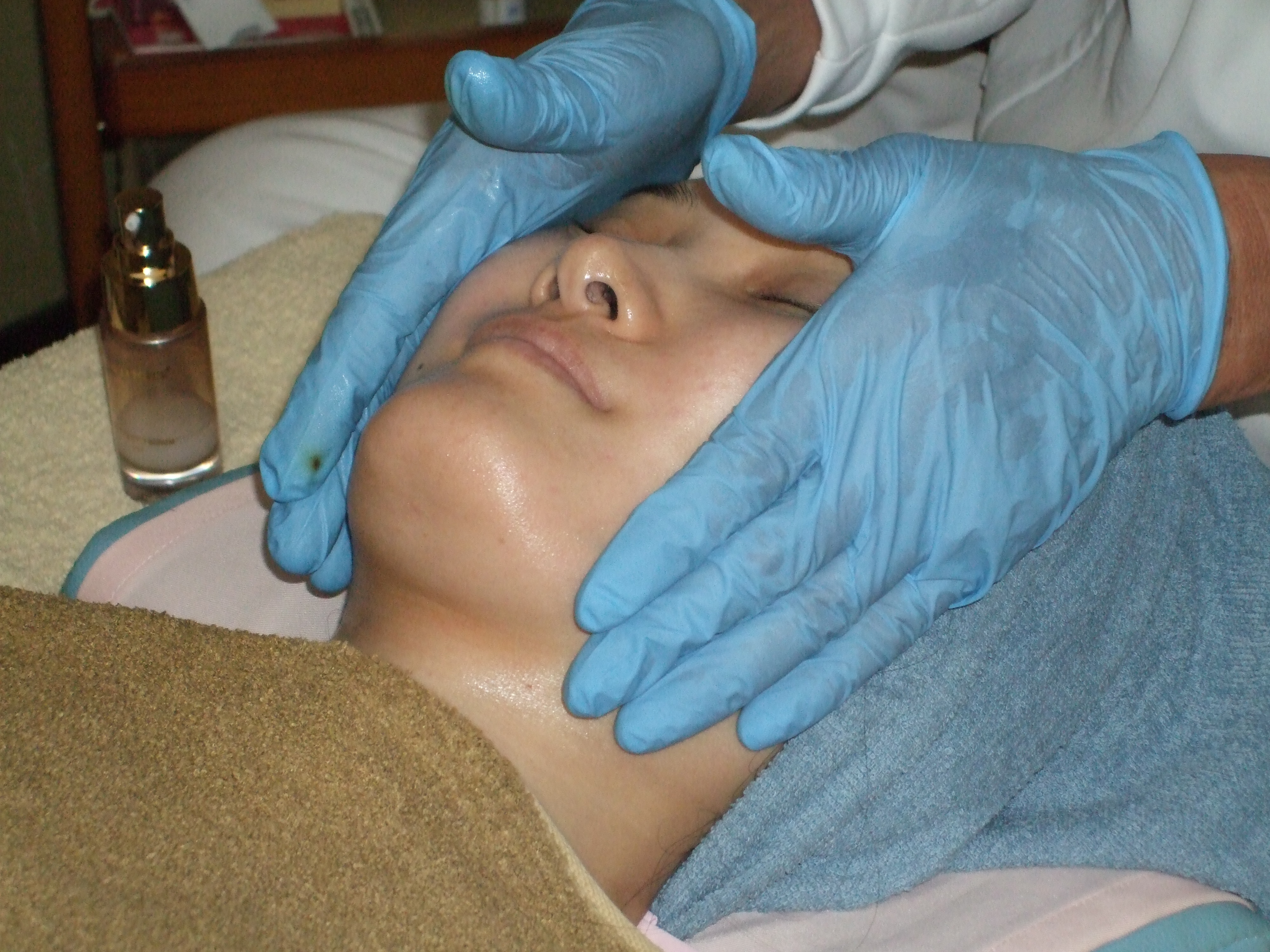 ヒト幹細胞培養美容液を塗布の画像