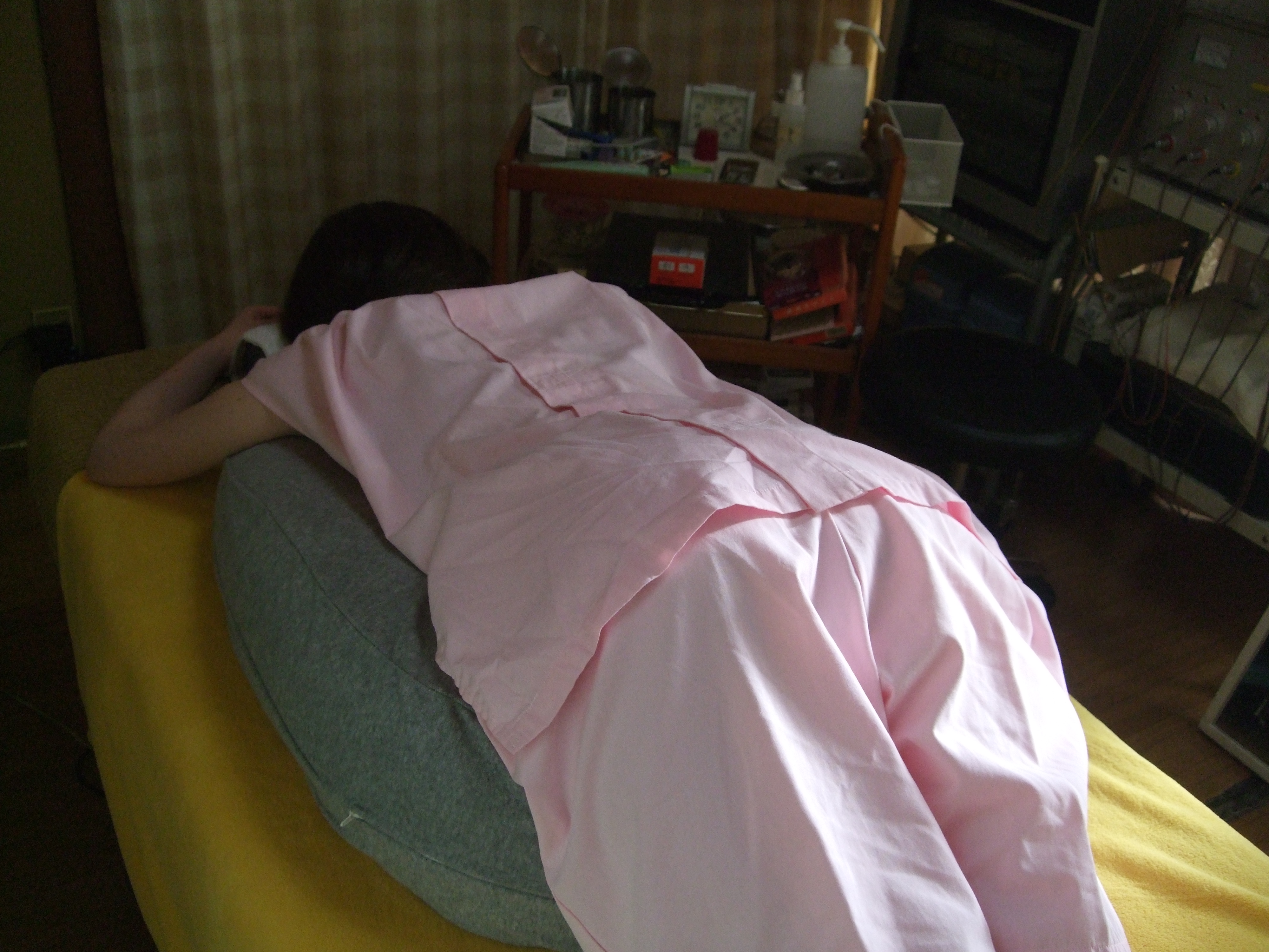 背部腰部の施術には、天使のたまご製のうつぶせまくらを使用し安全に施術を行います。の画像